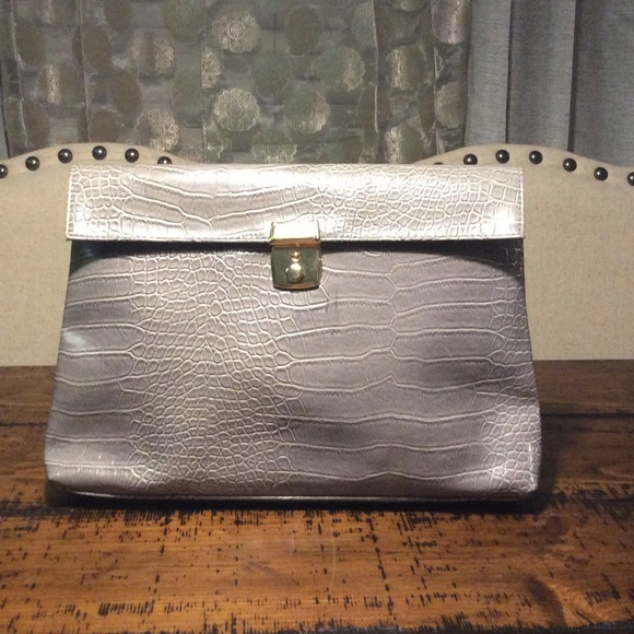 🔥Fierce Faux Crocodile Oversized Clutch💋 - Picture 3 of 7